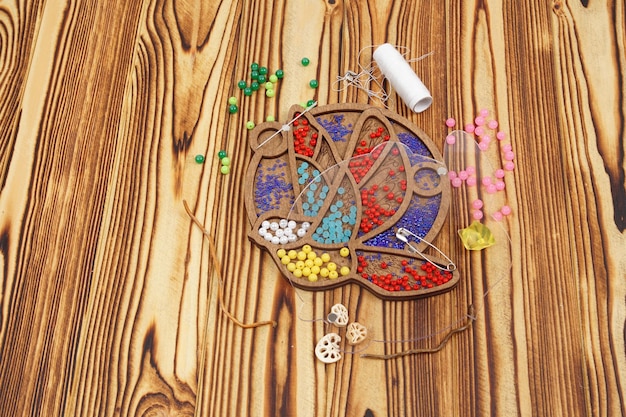 Zestaw do haftu na drewnianej desce